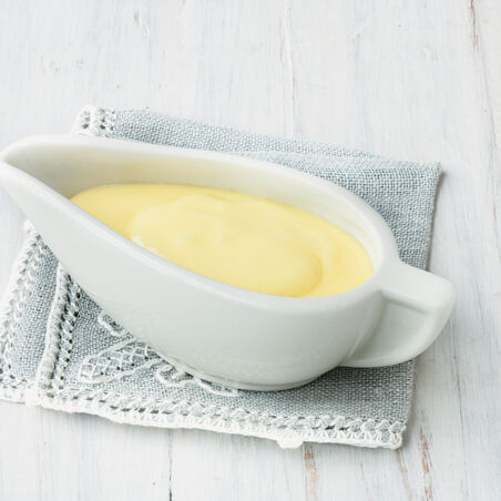 Sauciere mit klassischer Sauce Hollandaise - Grundrezept für Sauce Hollandaise Grundrezept für Sauce Hollandaise