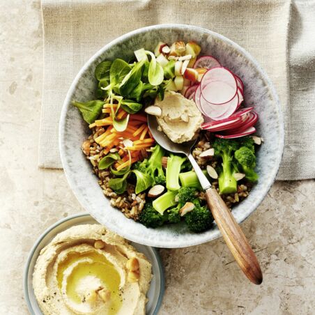 Bunte Hafer-Bowl mit Hummus Bunte Hafer-Bowl mit Hummus