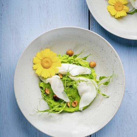 Kohlrabi-Ravioli mit Thymian-Frischkäse, Erbsencreme und Haselnüssen Kohlrabi-Ravioli mit Thymian-Frischkäse, Erbsencreme und Haselnüssen