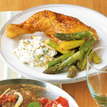 Hähnchen mit Zitronen-Minze-Hüttenkäse Hähnchen mit Zitronen-Minze-Hüttenkäse