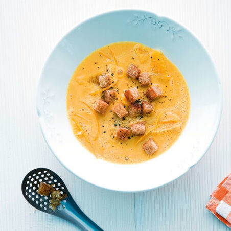 Kürbis-Orangen-Suppe mit Zimtcroûtons
