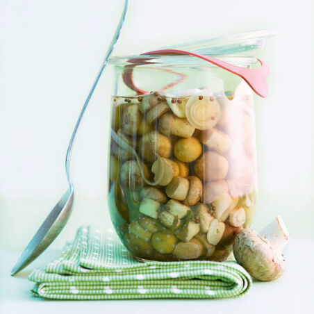 Eingelegte Champignons mit Oliven Eingelegte Champignons mit Oliven