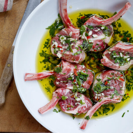 Lammkoteletts mit scharfer Kräuter-Knoblauch-Marinade Lammkoteletts mit scharfer Kräuter-Knoblauch-Marinade