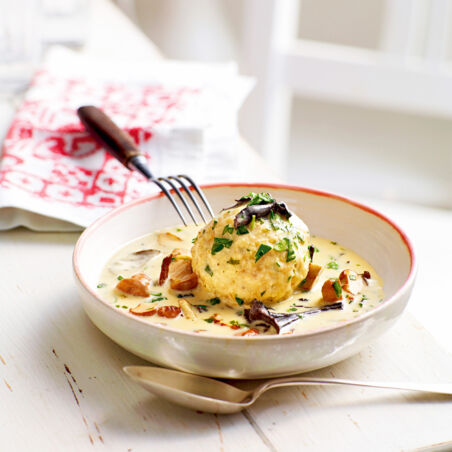 Saure Schwammerlbrühe mit Semmelknödeln Saure Schwammerlbrühe mit Semmelknödeln