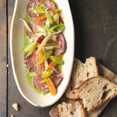 Rosa gegartes Ochsenfilet mit warmem Wurzelgemüsesalat und Kräutersauce Rosa gegartes Ochsenfilet mit warmem Wurzelgemüsesalat und Kräutersauce