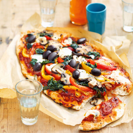 Pizza mit Pilzen und buntem Gemüse