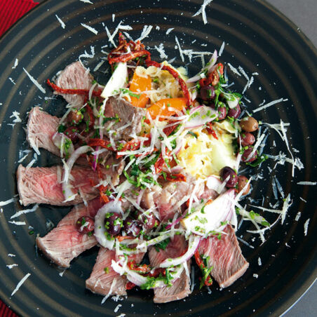 Lauwarm mariniertes Entrecôte mit kleinen Nudeln Lauwarm mariniertes Entrecôte mit kleinen Nudeln