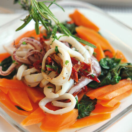 Gebratener Tintenfisch auf Ingwer-Möhren Spinat Gebratener Tintenfisch auf Ingwer-Möhren Spinat