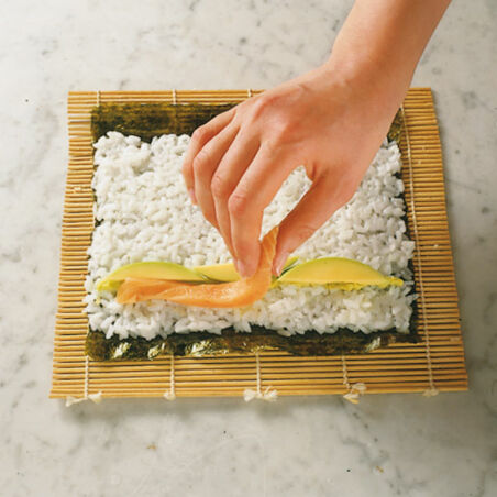 Hosomaki-Sushi mit Lachs und Avocado Hosomaki-Sushi mit Lachs und Avocado