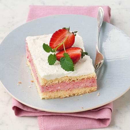 Erdbeer-Biskuit-Schnitten Erdbeer-Biskuit-Schnitten