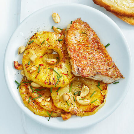 Karibische Rotbarbe mit Ananas