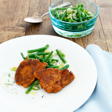 »Gyros«-Medaillons mit Bohnensalat und »Tsatsiki« »Gyros«-Medaillons mit Bohnensalat und »Tsatsiki«