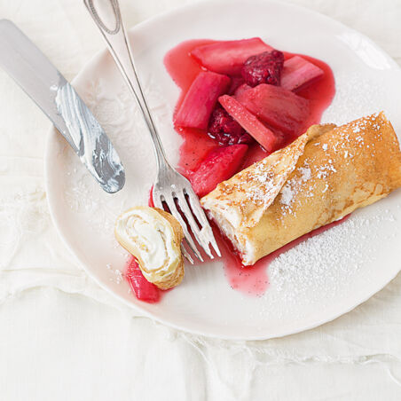 Schmandpfannkuchen mit Rhabarber Schmandpfannkuchen mit Rhabarber
