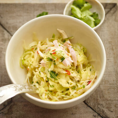 Asiatischer Kohlsalat mit Hühnerstreifen Asiatischer Kohlsalat mit Hühnerstreifen