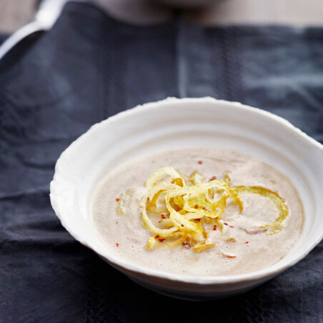 Maronensuppe mit Frittierten Chilizwiebeln Maronensuppe mit Frittierten Chilizwiebeln
