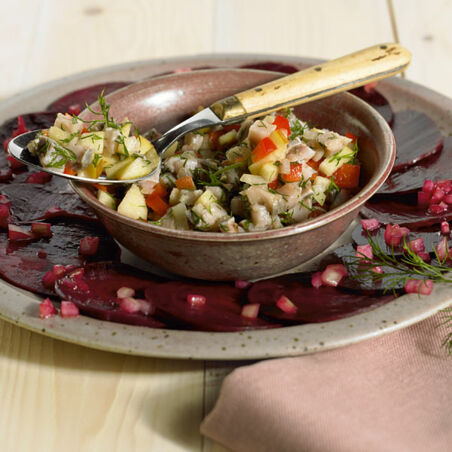 Matjestatar auf Roter Bete Matjestatar auf Roter Bete