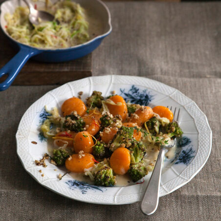 Kürbisgnocchi mit Haselnuss-Romanesco und Chili-Spitzkohl Kürbisgnocchi mit Haselnuss-Romanesco und Chili-Spitzkohl
