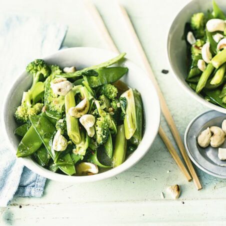 Grünes Wok-Gemüse mit Cashews Grünes Wok-Gemüse mit Cashews