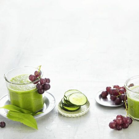 Gurken-Bärlauch-Smoothie mit Trauben Gurken-Bärlauch-Smoothie mit Trauben