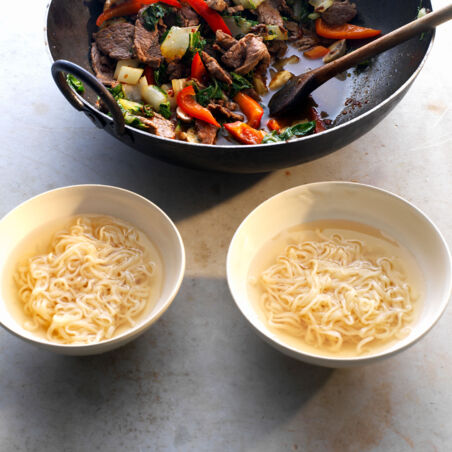 Chinesische Wok-Nudelsuppe Chinesische Wok-Nudelsuppe