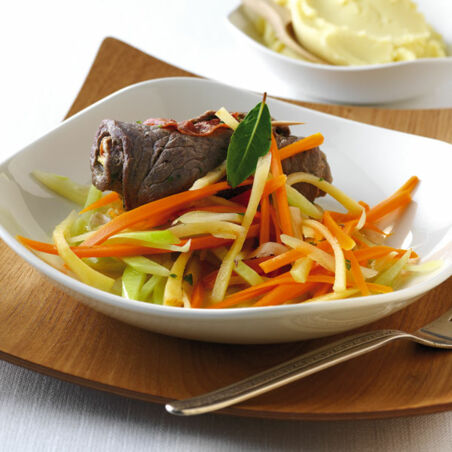 Gedämpfte Rouladen mit Wurzelgemüse Gedämpfte Rouladen mit Wurzelgemüse