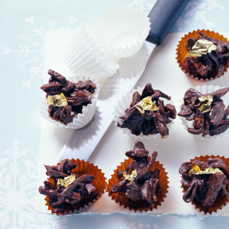 Dörrobst-Praline mit Schokolade und Blattgold Dörrobst-Praline mit Schokolade und Blattgold