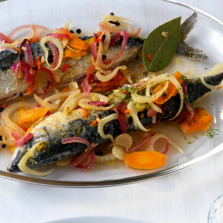 Gebratene Makrele aus dem Essig-Gemüsesud Gebratene Makrele aus dem Essig-Gemüsesud