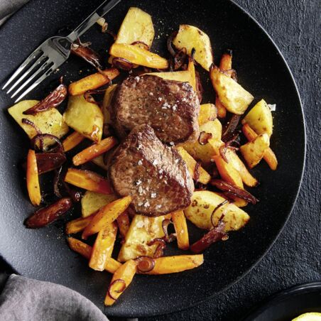 Rindersteaks auf Ofenmöhren mit Datteln Rindersteaks auf Ofenmöhren mit Datteln