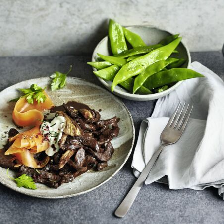 Wildgeschnetzeltes mit rosa Pfeffer und Kastanienseitlingen Wildgeschnetzeltes mit rosa Pfeffer und Kastanienseitlingen