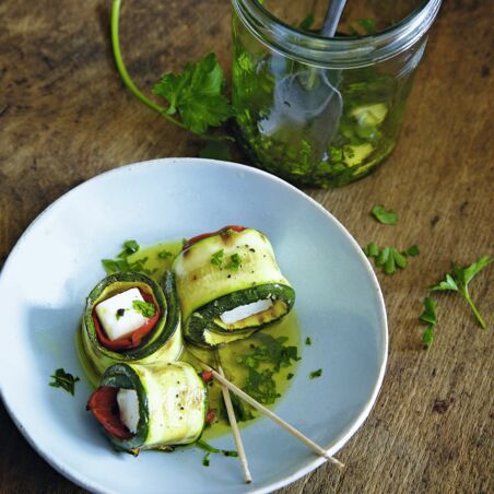 Gegrillte Zucchiniröllchen mit Feta in Olivenöl Gegrillte Zucchiniröllchen mit Feta in Olivenöl