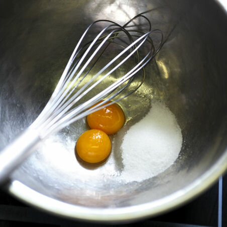 Gratinierte Banane in ihrer eigenen Schale mit Kokosmilkshake Gratinierte Banane in ihrer eigenen Schale mit Kokosmilkshake