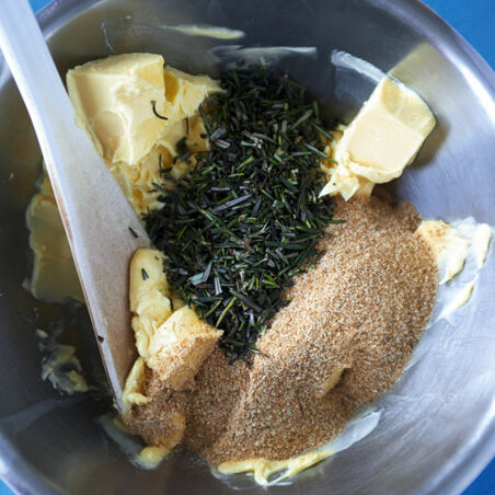 Kalbshüfte mit Rosmarinkruste, Cocktailtomaten und jungem Spinat Kalbshüfte mit Rosmarinkruste, Cocktailtomaten und jungem Spinat