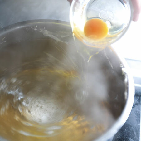 Friséesalat mit Tiroler Speck und pochiertem Ei