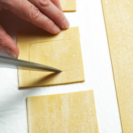 Blätterteigpastete mit weißem Spargel, Estragon und frischen Erbsen Blätterteigpastete mit weißem Spargel, Estragon und frischen Erbsen