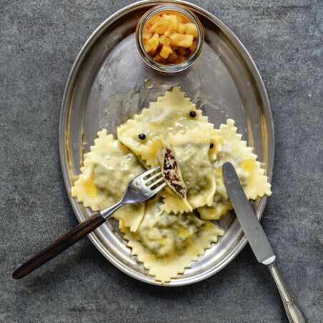 Blutwurst-Maultaschen mit Apfelkompott Blutwurst-Maultaschen mit Apfelkompott