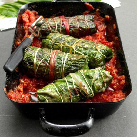 Mangoldröllchen auf Ingwertomaten Mangoldröllchen auf Ingwertomaten