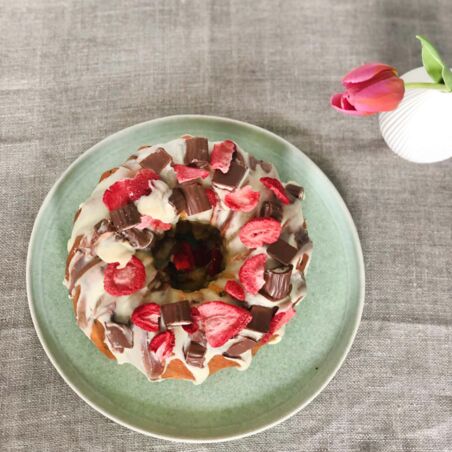 Gugelhupf Kuchen mit Topping aus weißer Schokolade, Yogurette Stückchen und gefriergetrockneten Erdbeeren Erdbeer-Yogurette-Kuchen