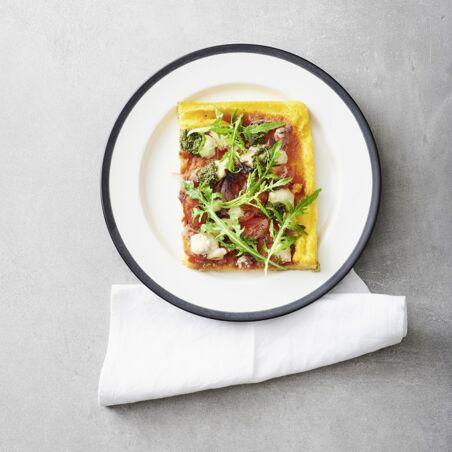 Polenta-Pizza mit Tomaten, Zwiebeln und Pesto Polenta-Pizza mit Tomaten, Zwiebeln und Pesto