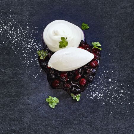 Pastinakeneis mit Schokoschaum und Preiselbeerkompott Pastinake Preiselbeere Schokolade