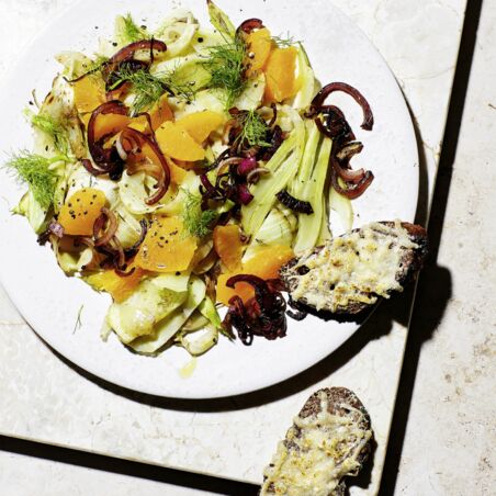 Warmer Fenchel-Orangen-Salat mit Parmesan-Crostini Warmer Fenchel-Orangen-Salat mit Parmesan-Crostini