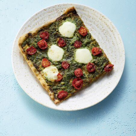 Pizza mit Pesto und Tomaten Pizza mit Pesto und Tomaten