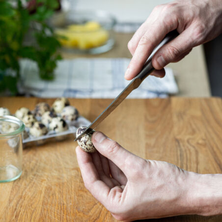 Wachteleier anritzen Wachteleier anritzen