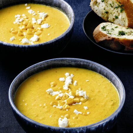 Maiscremesuppemit Kräuterbaguette Maiscremesuppemit Kräuterbaguette