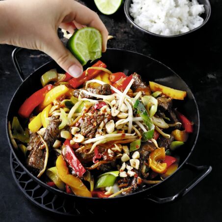 Rindfleischwok mit Paprika, Lauch und Sprossen Rindfleischwok mit Paprika, Lauch und Sprossen