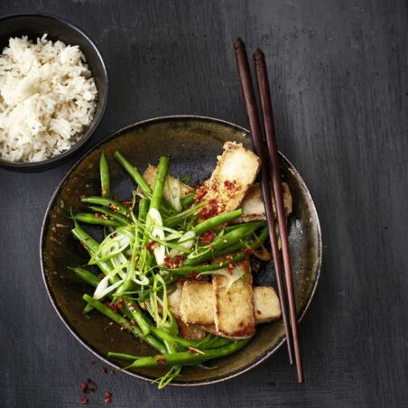 Knuspertofu mit scharfem Bohnensalat Knuspertofu mit scharfem Bohnensalat
