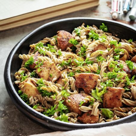 Nudeln mit Kohlrabi
und Hähnchen Nudeln mit Kohlrabi
und Hähnchen