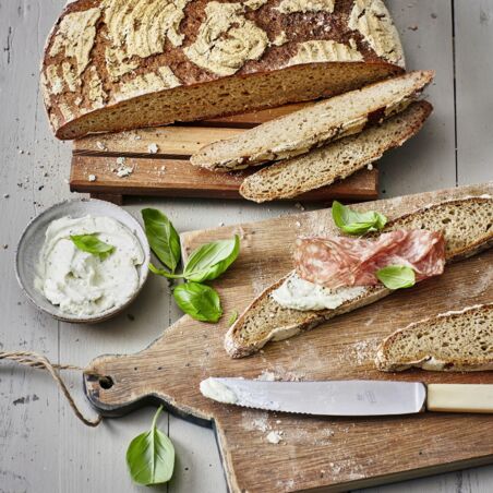Rustikales Krustenbrot Rustikales Krustenbrot