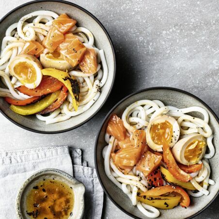 Lachs-Bowl mit
Röstpaprika und Ei Lachs-Bowl mit
Röstpaprika und Ei