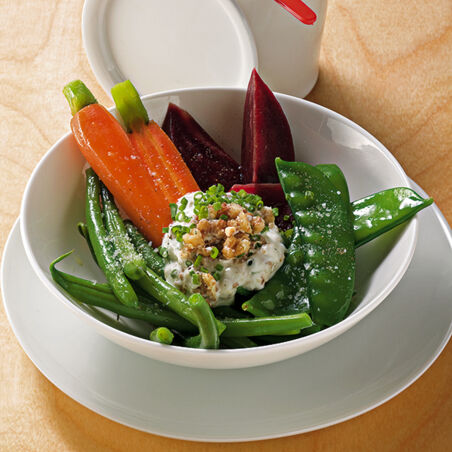 Gedämpftes Gemüse mit Walnussdip Gedämpftes Gemüse mit Walnussdip