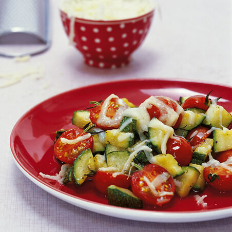 Zucchini-Tomaten-Gemüse mit Parmesanspänen